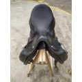 Selle de dressage en cuir noir 17 pouces très bon état