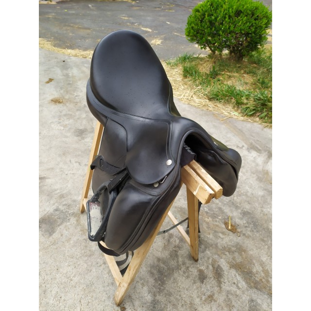Selle de dressage en cuir noir 17 pouces très bon état