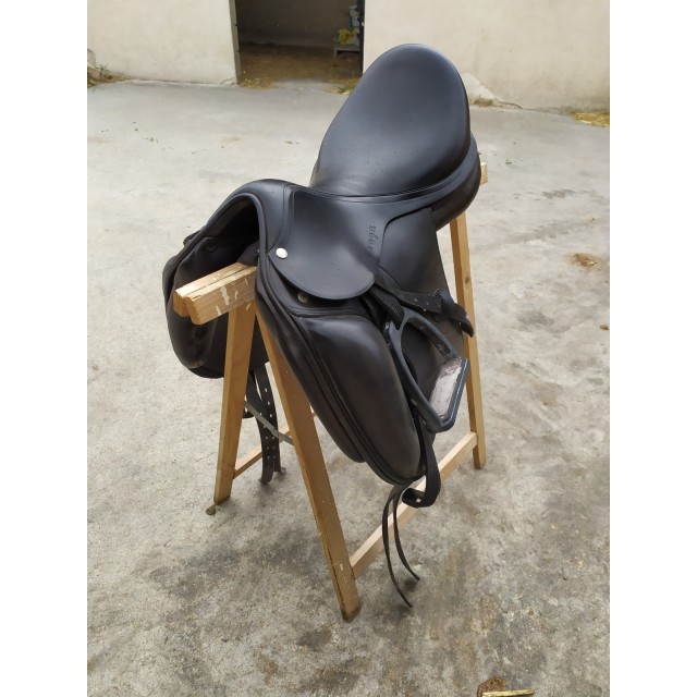 Selle de dressage en cuir noir 17 pouces très bon état