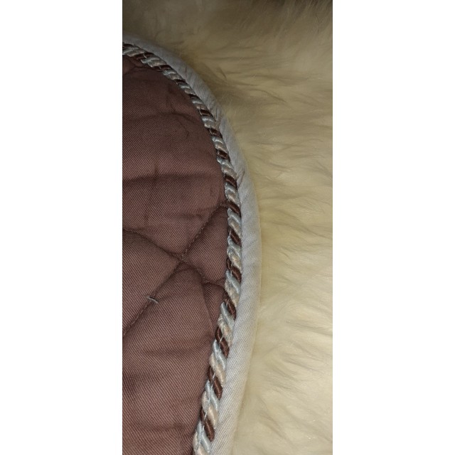 Tapis marron équithème