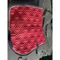 Tapis de selle rouge