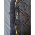 Tapis HKM Gently Dressage noir et doré FULL