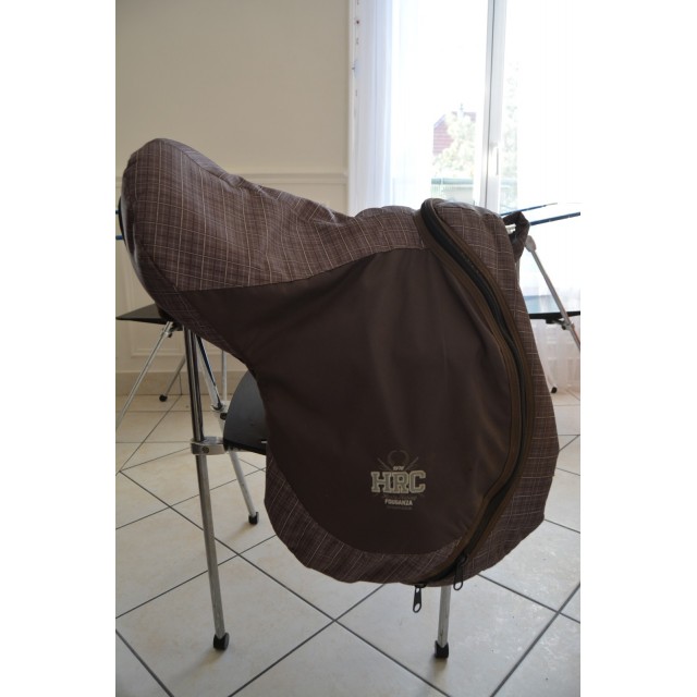 Selle synthétique en très bon état toute équipée !