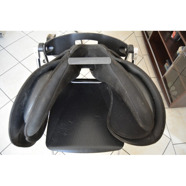 Selle synthétique en très bon état toute équipée !