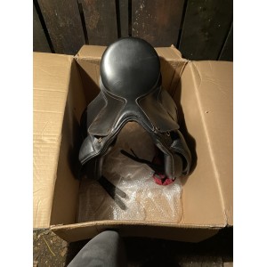 Selle de dressage équipée