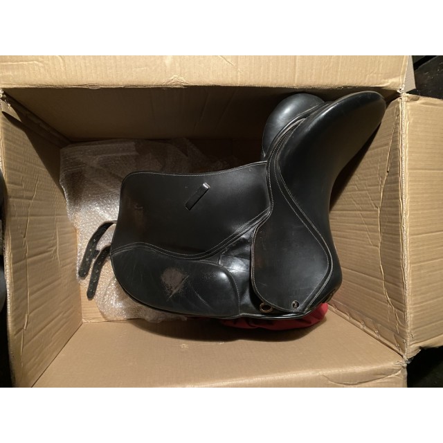 Selle de dressage équipée