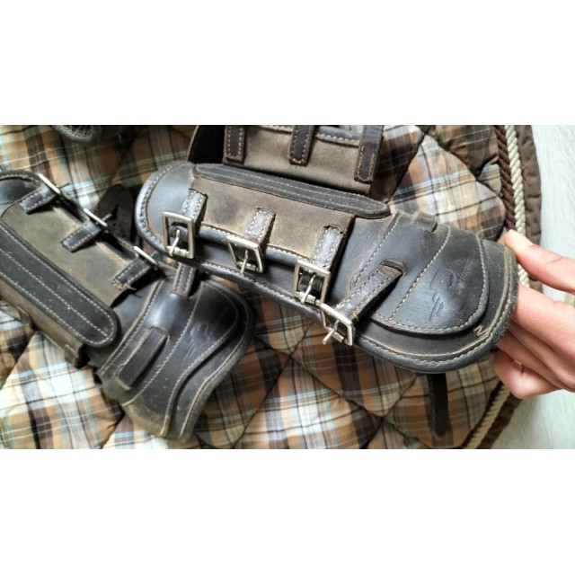 Ensemble de protections en cuir