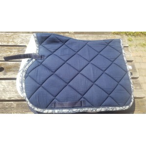 Tapis bleu marine bord blanc