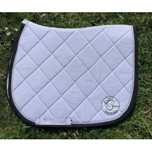 Tapis de selle cheval blanc dressage