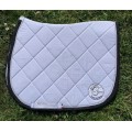 Tapis de selle cheval blanc dressage