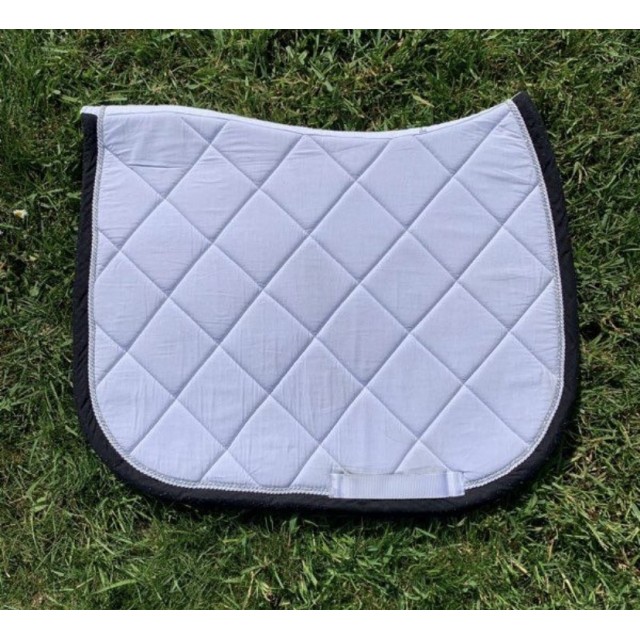Tapis de selle cheval blanc dressage