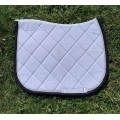 Tapis de selle cheval blanc dressage