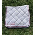 Tapis de selle cheval blanc dressage Cavalassur