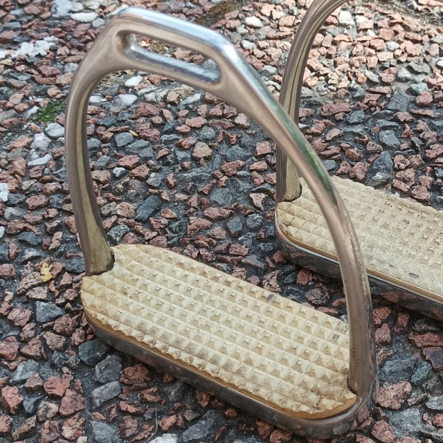 Etriers en métal