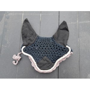 Bonnet noir et bonnet marron