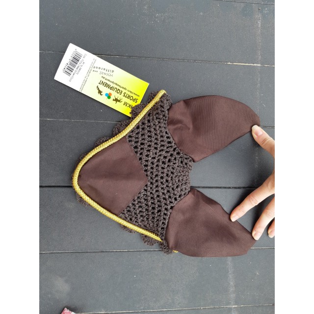 Bonnet noir et bonnet marron