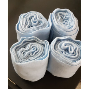 Bandes de polo bleu ciel mises deux fois