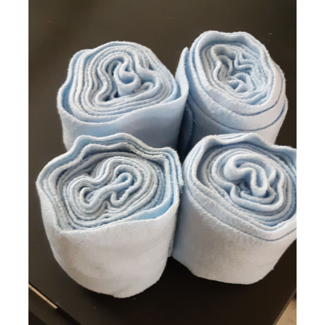 Bandes de polo bleu ciel mises deux fois