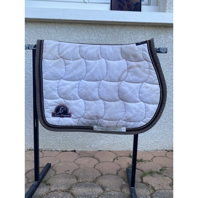 Tapis blanc et marron