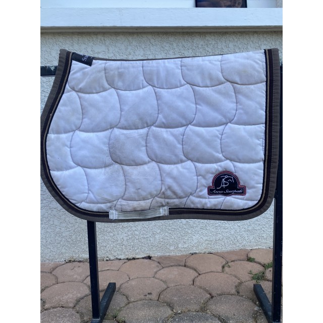 Tapis blanc et marron