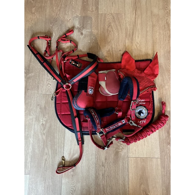 Ensemble tapis + bonnet rouge comme neuf !