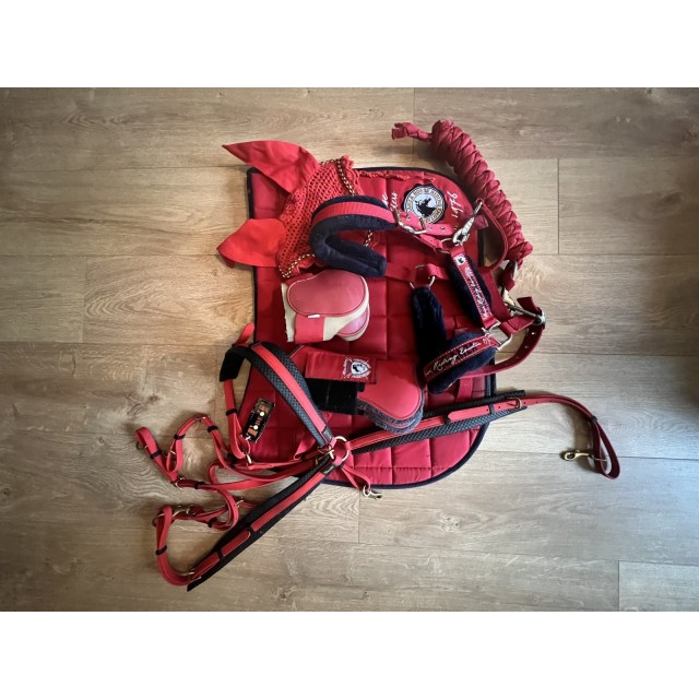 Ensemble tapis + bonnet rouge comme neuf !