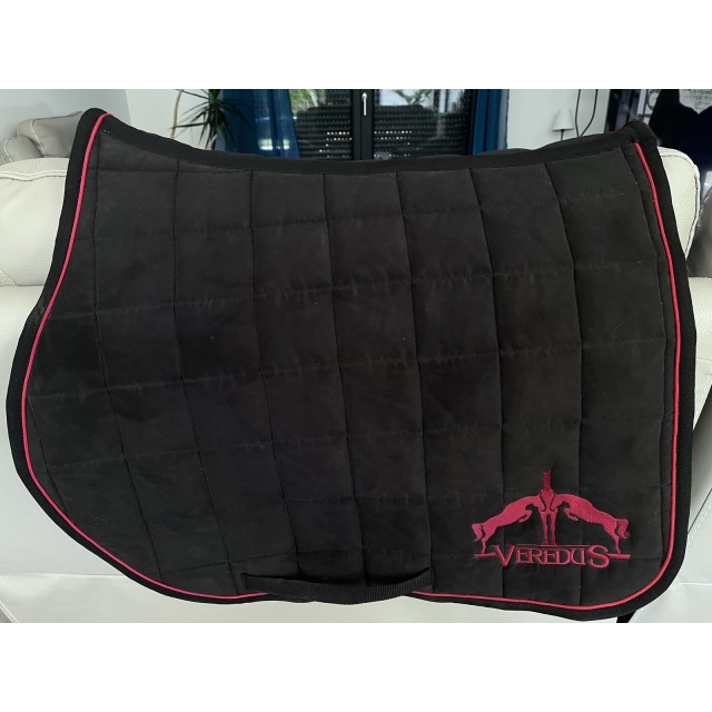 Tapis veredus noir et bordeaux