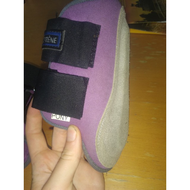 Protections violettes taille poney