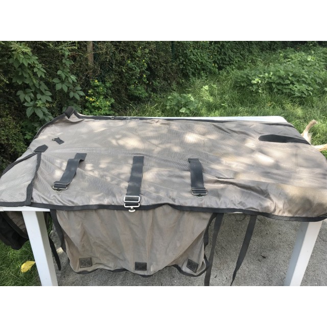 Couverture anti-insectes avec cou