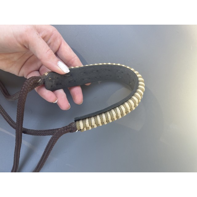 Licol en corde muserolle tressée néoprène.