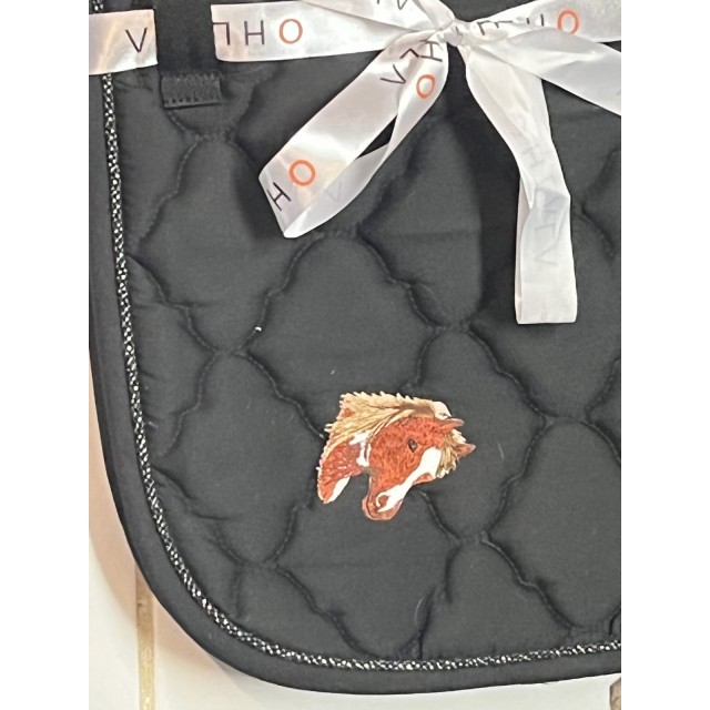 Tapis noir avec écusson cheval
