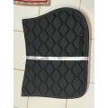 Tapis noir avec écusson cheval