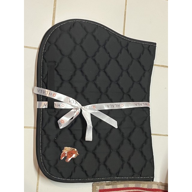 Tapis noir avec écusson cheval