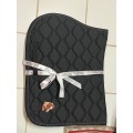Tapis noir avec écusson cheval
