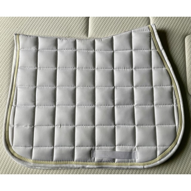 Tapis blanc neuf