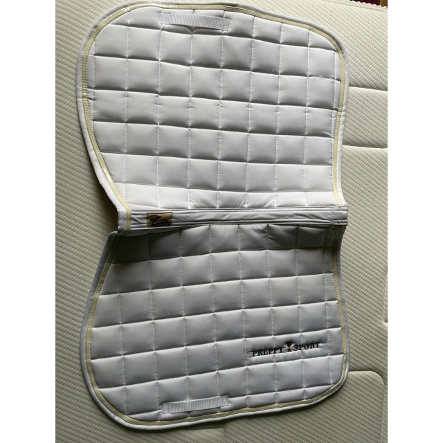 Tapis blanc neuf
