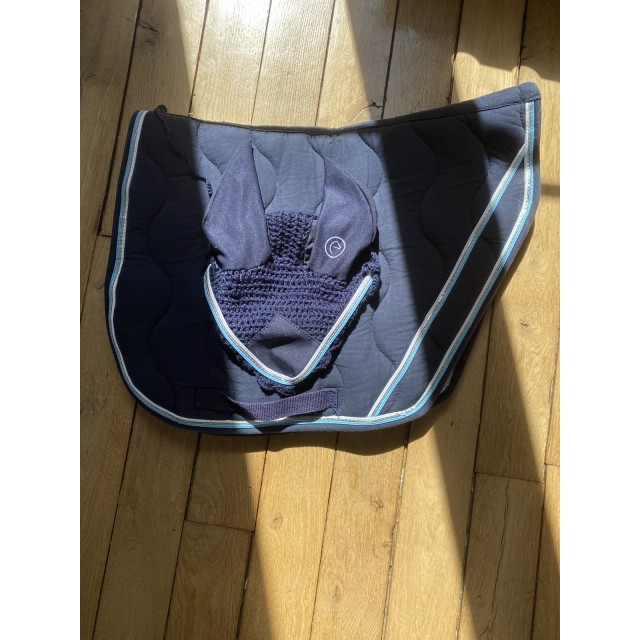 Tapis et bonnet bleu marine