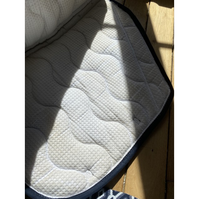 Tapis et bonnet bleu marine