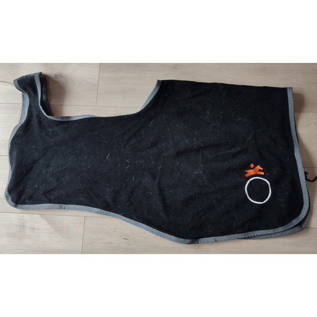 Joli couvre reins polaire noir T105