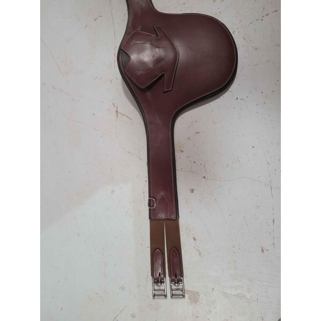 Sangle bavette 130, avec boucle et rabat aimanté. presque neuf.