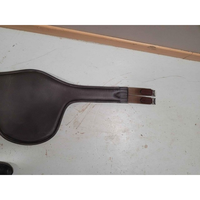 Sangle bavette 130, avec boucle et rabat aimanté. presque neuf.