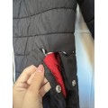 Doudoune noir et rouge