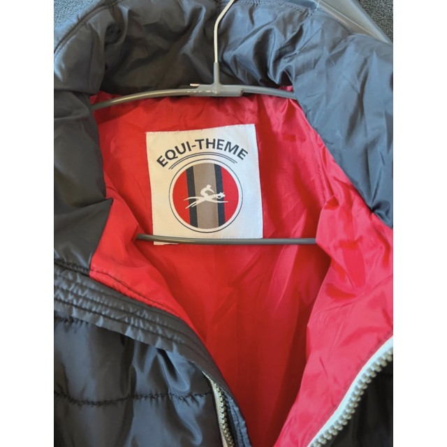 Doudoune noir et rouge