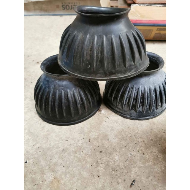 3 cloches noires caoutchouc