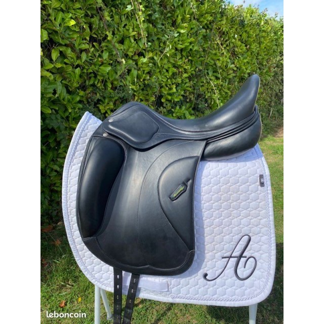 Selle de dressage Amerigo noire 17.5