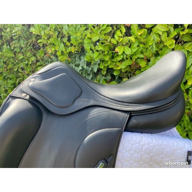 Selle de dressage Amerigo noire 17.5