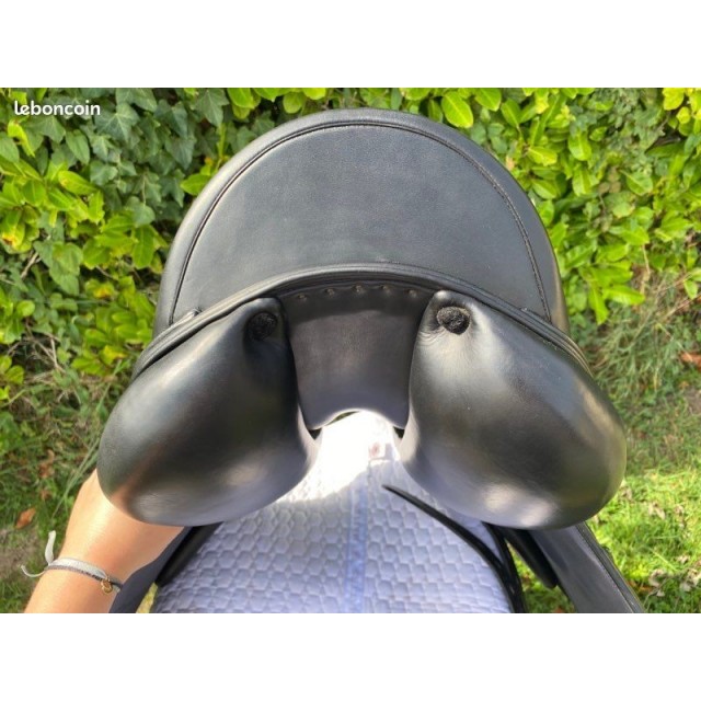 Selle de dressage Amerigo noire 17.5
