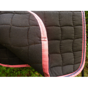 Tapis obstacle noir liséré rose