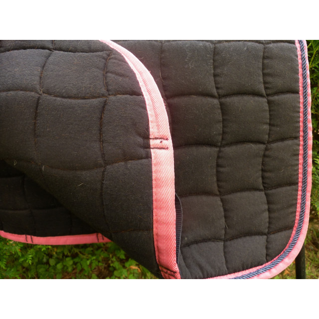 Tapis obstacle noir liséré rose
