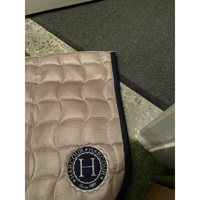 Ensemble bonnet et tapis de la marque harcour